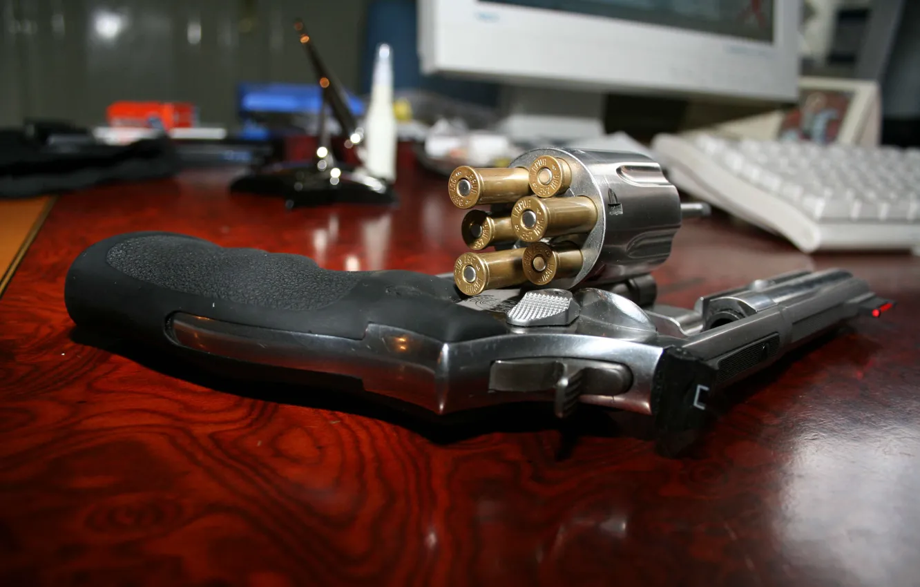Фото обои стол, пуля, револьвер, барабан