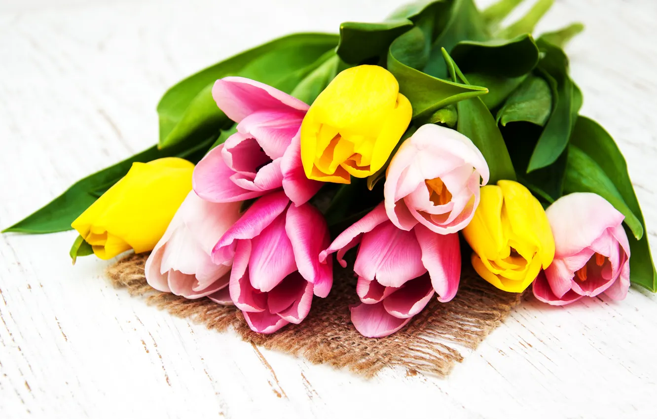 Фото обои цветы, букет, тюльпаны, розовые, yellow, wood, pink, flowers