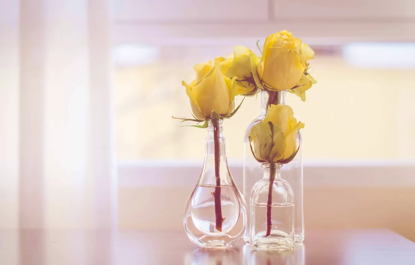 Фото обои стиль, розы, бутоны, бутылочки, жёлтые розы