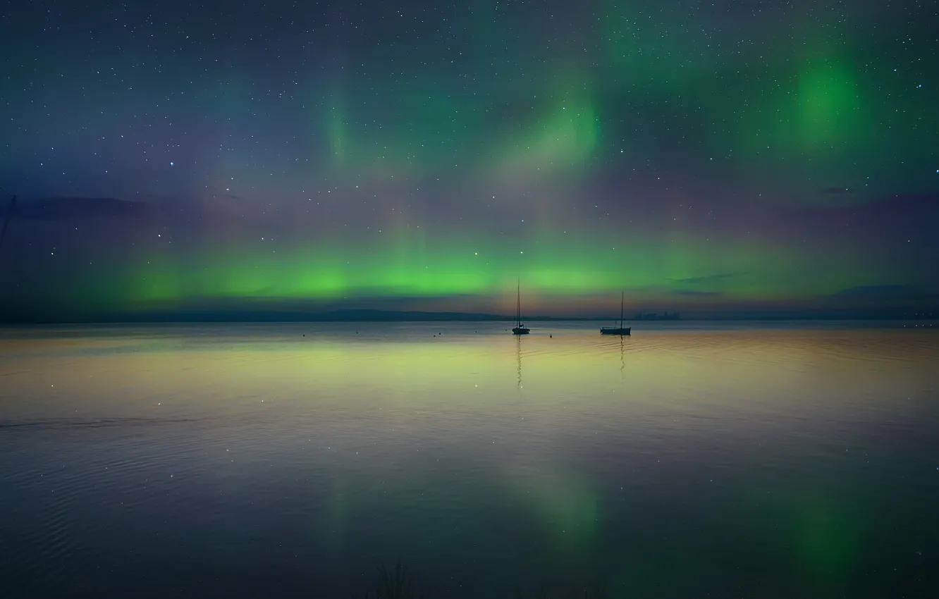 Фото обои небо, ночь, отражение, северное сияние, лодки, горизонт, водоем