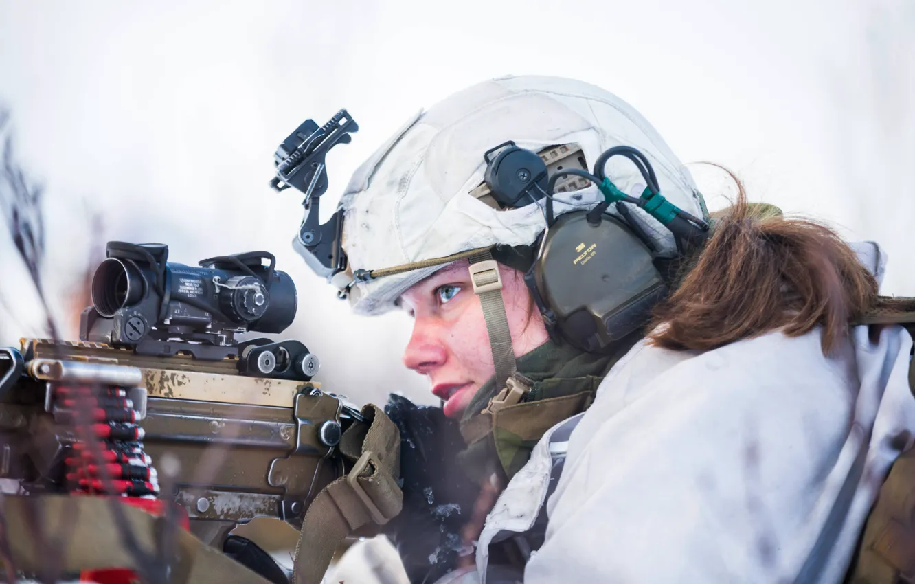 Фото обои Зима, Девушка, Пулемет, Солдат, Finnmark, Norwegian Military, Bataljon training, Норвежские военные
