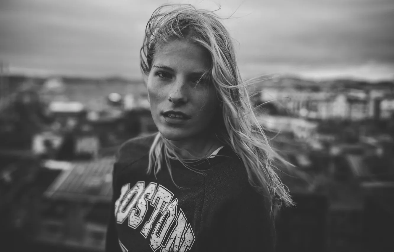 Фото обои крыша, девушка, город, ветер, волосы, губы, прямой взгляд, дождливый
