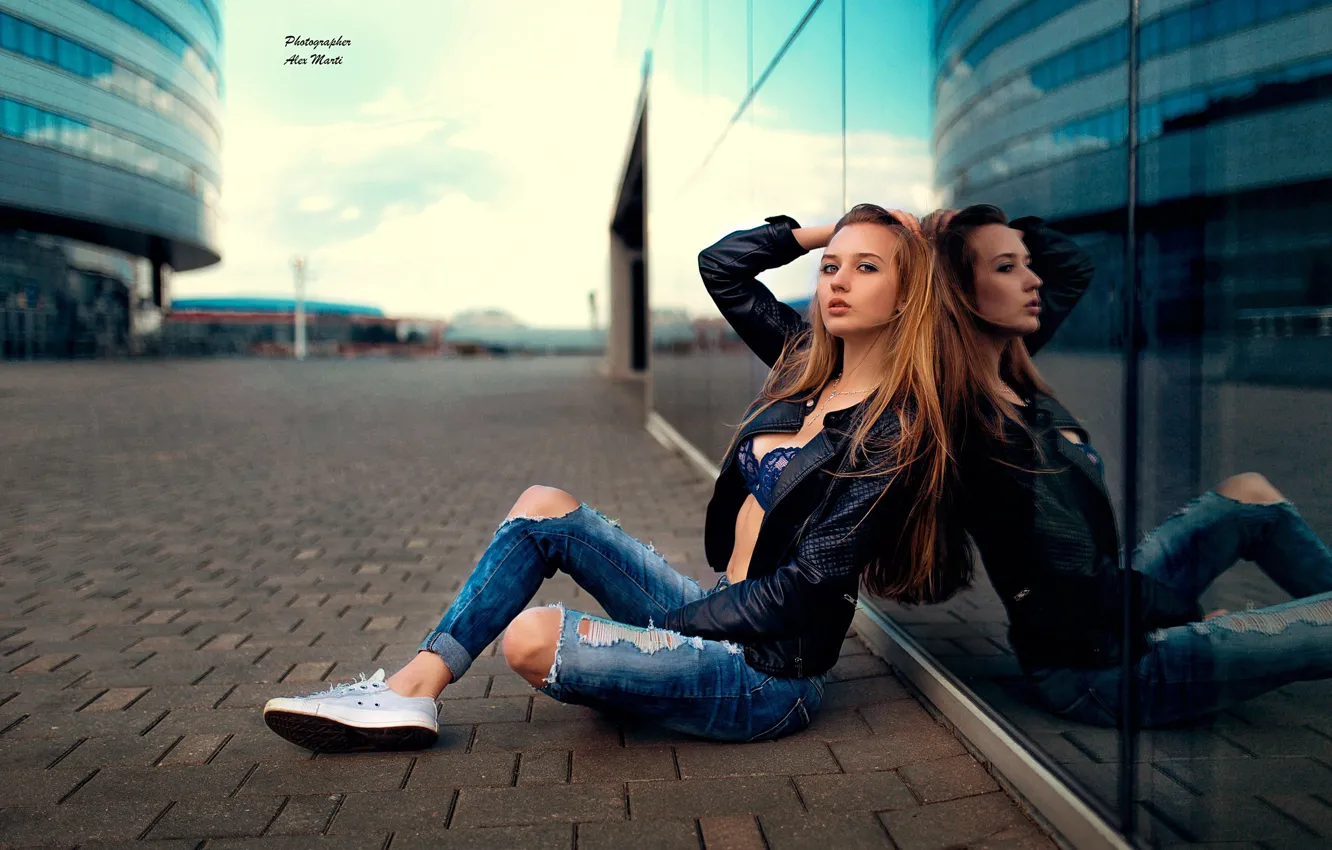 Фото обои девушка, поза, отражение, куртка, длинные волосы, стёкла, рваные джинсы, Alex Marti