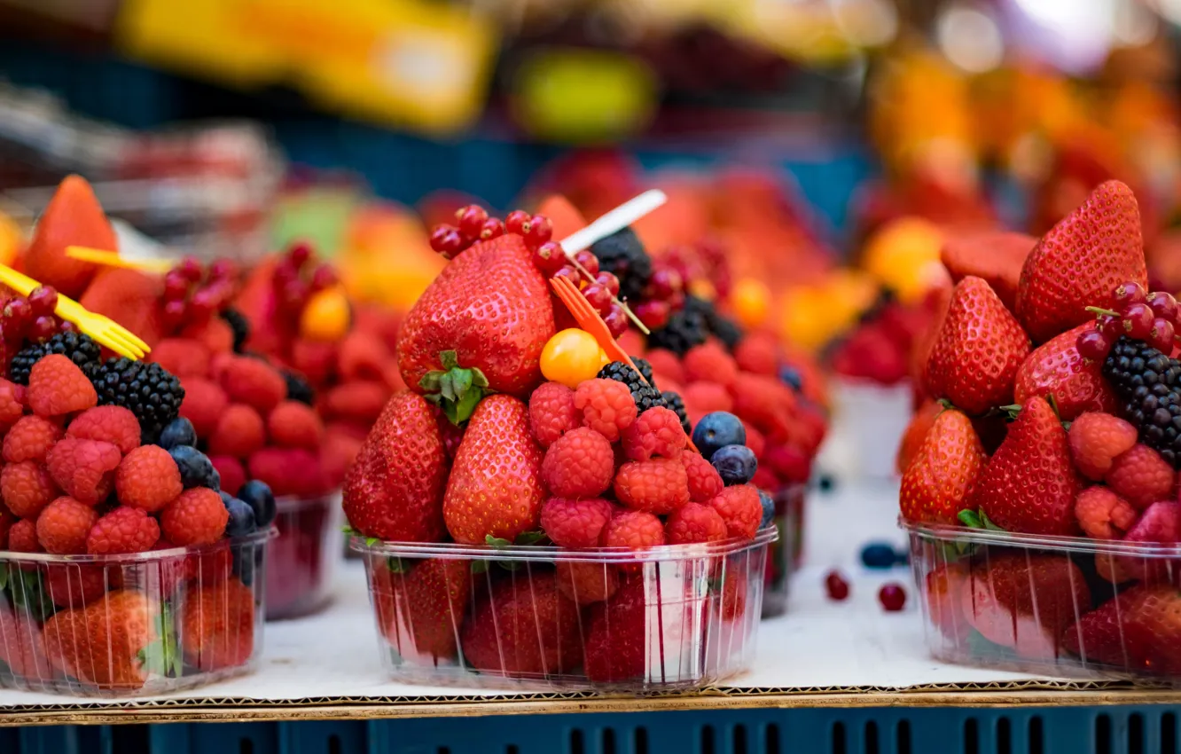 Фото обои ягоды, малина, урожай, черника, клубника, много, ежевика, контейнеры