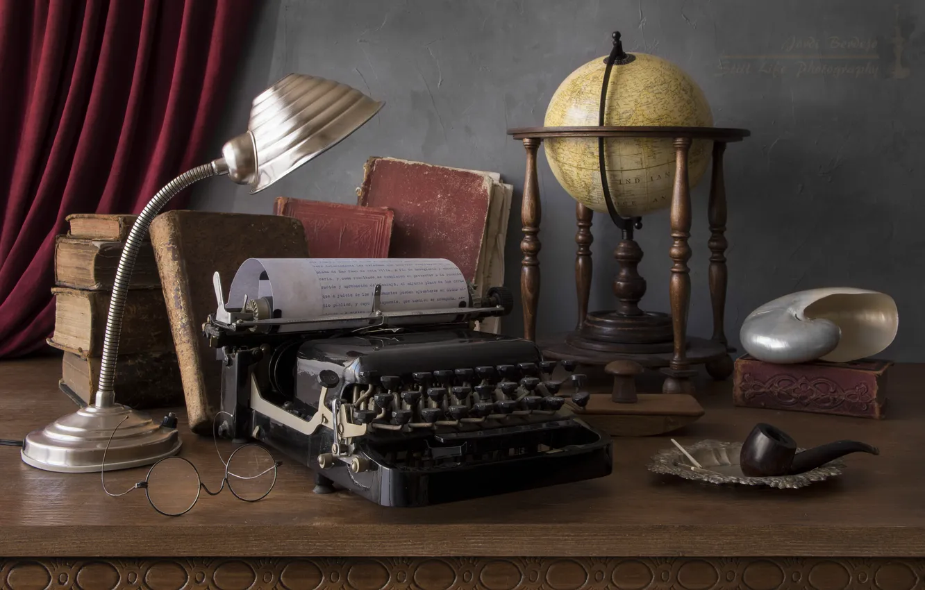 Фото обои книги, лампа, трубка, ракушка, очки, печатная машинка, натюрморт, глобус