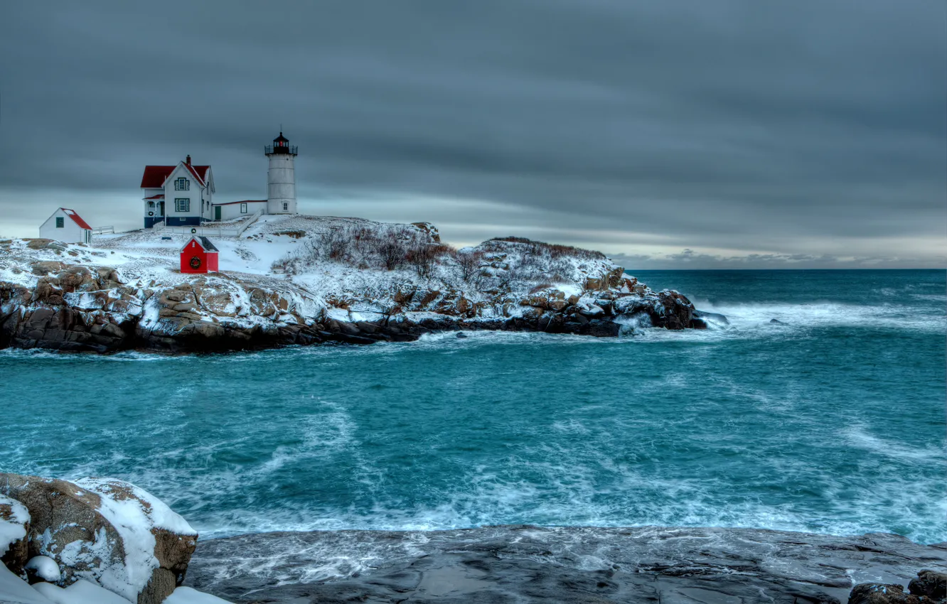 Фото обои зима, море, небо, тучи, камни, маяк, постройки, скалистый берег