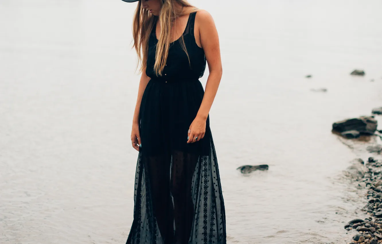 Фото обои вода, девушка, берег, шляпа, платье