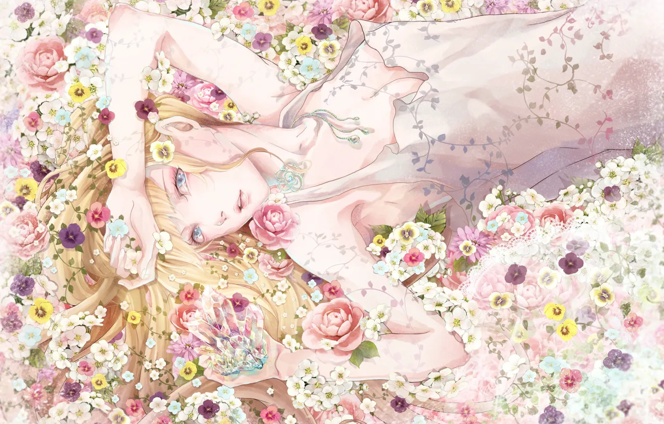 Фото обои девушка, цветы, руки, блондинка, лежит, кристаллы, голубые глаза, сорочка