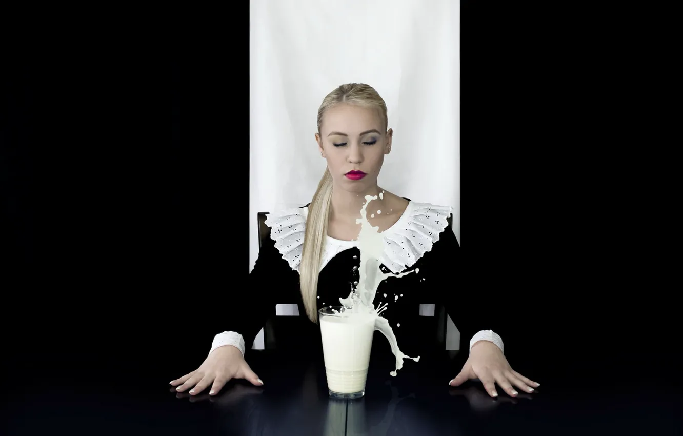 Фото обои девушка, стакан, молоко