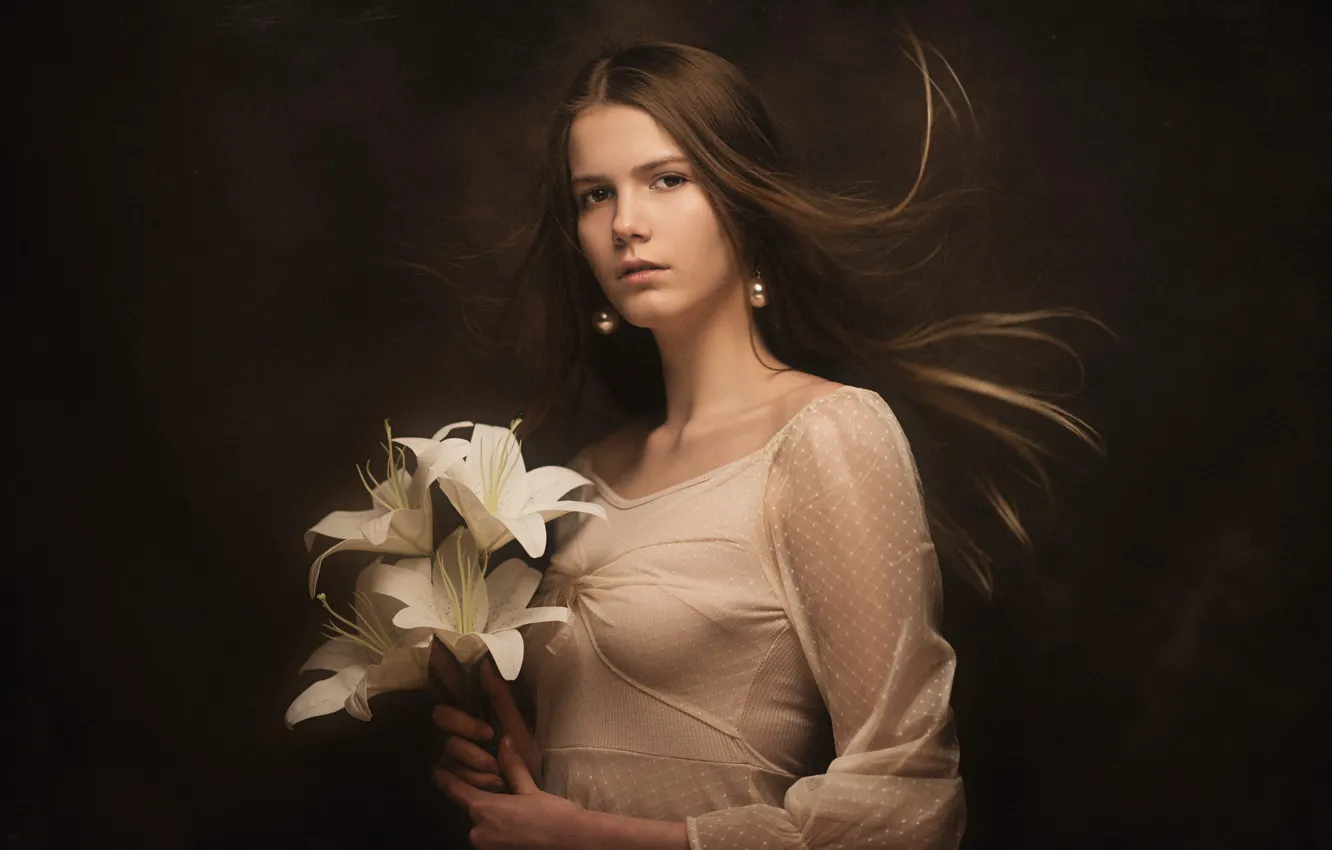Фото обои взгляд, девушка, цветы, лицо, темный фон, лилии, портрет, букет