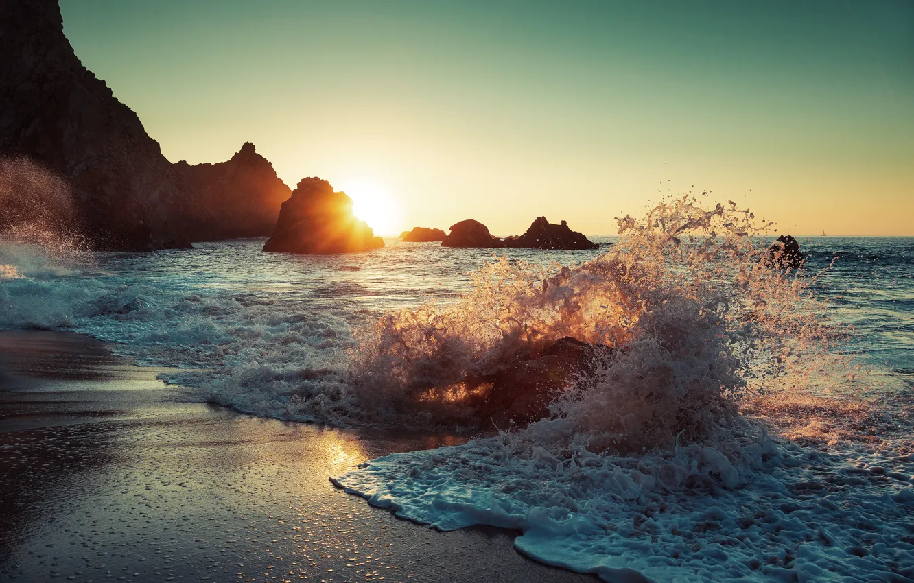 Фото обои море, волны, пляж, солнце, брызги