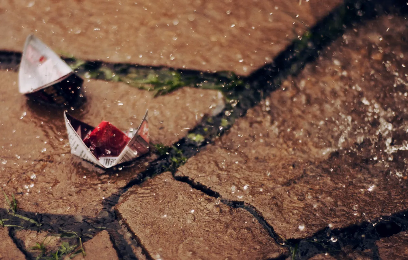 Фото обои вода, капли, макро, дождь, камень, оригами, кораблики, бумажные