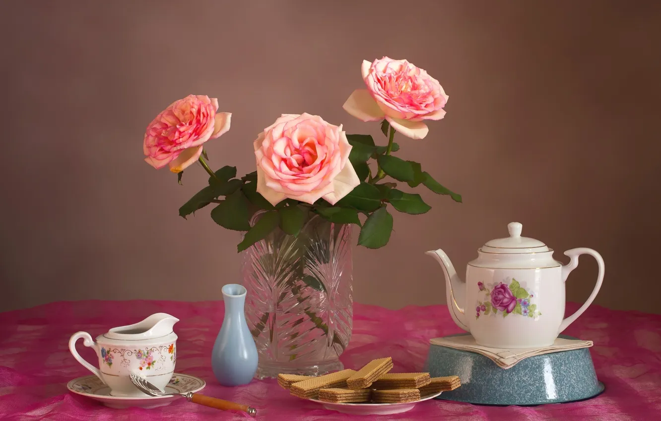Фото обои розы, посуда, натюрморт, вафли