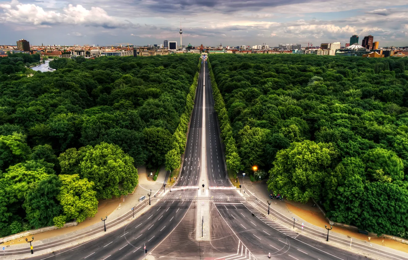 Фото обои дорога, лес, облака, город, Берлин, авеню