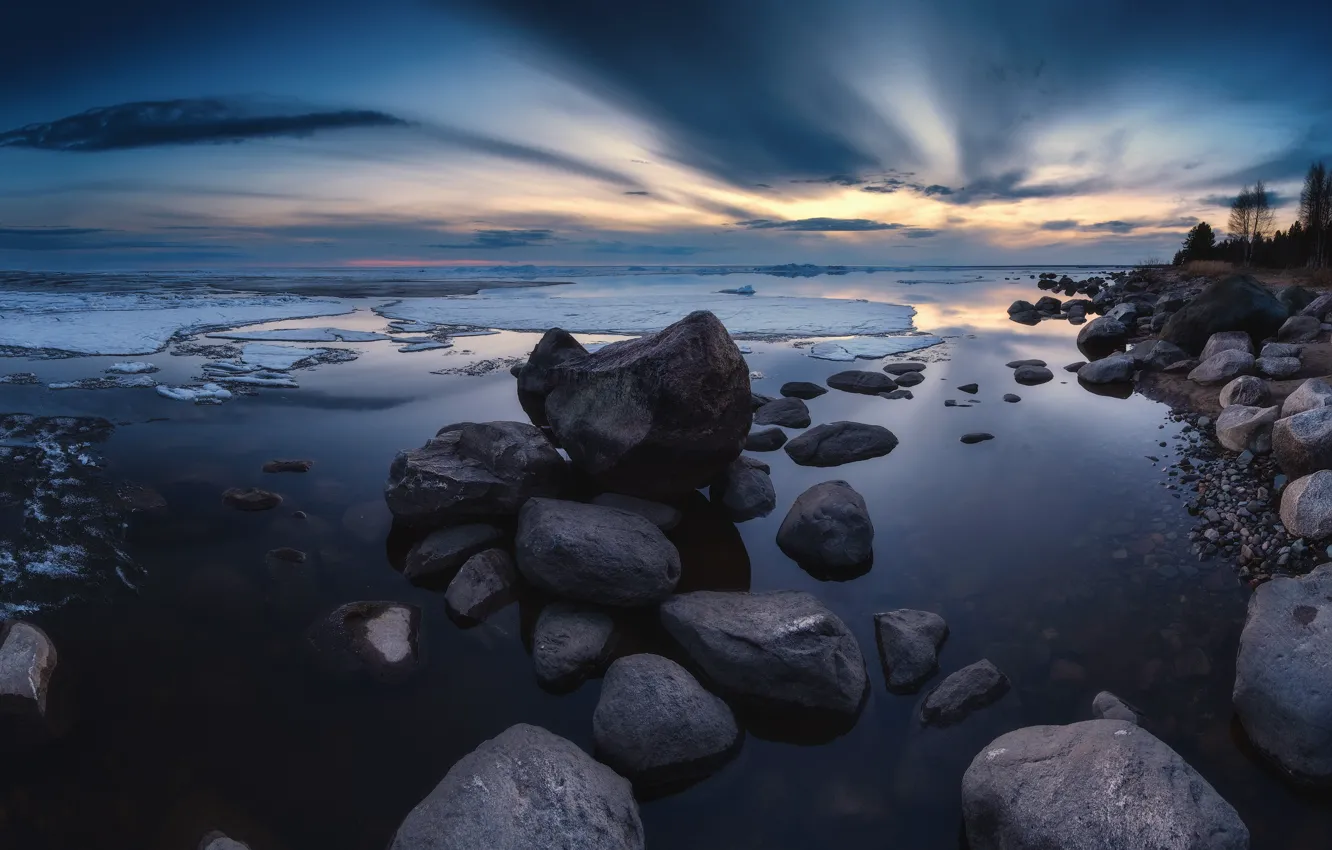 Фото обои Вода, Вечер, Берег, Камни, Льдины, Отмель, Отсветы