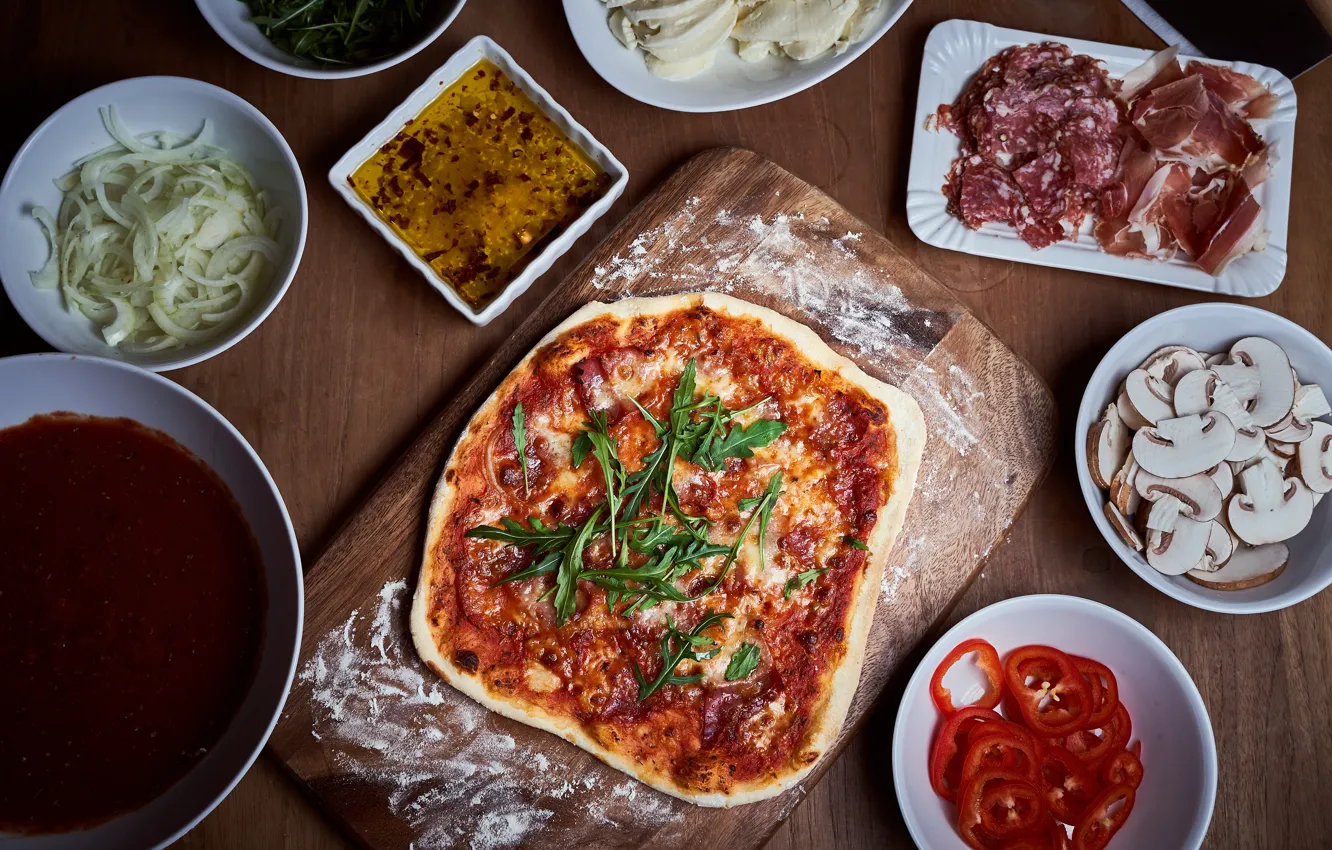 Фото обои зелень, стол, грибы, лук, мясо, овощи, пицца, приготовление