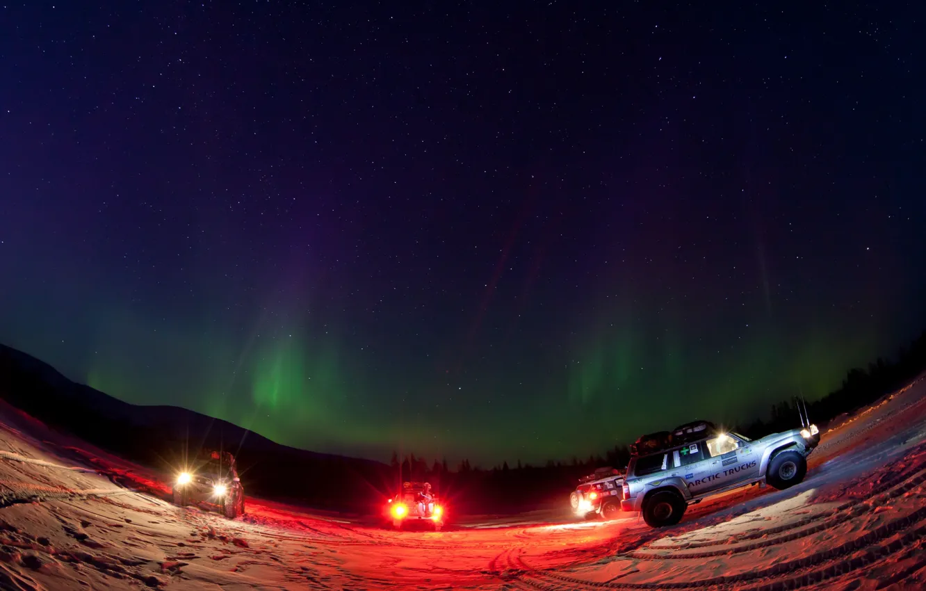Фото обои машины, ночь, свет фар, Чукотка. северное сияние