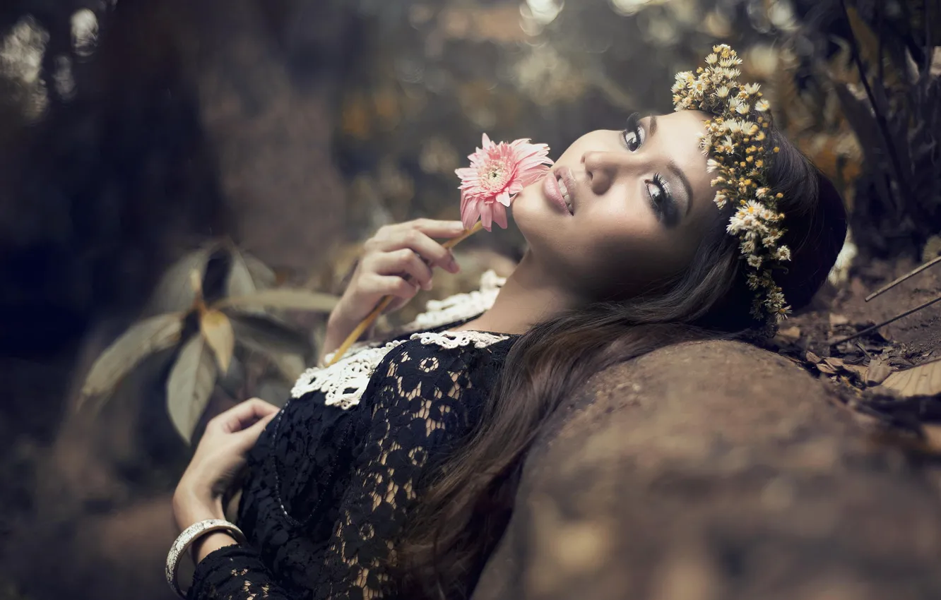 Фото обои цветок, девушка, цветы, природа, камень, ромашки, платье, брюнетка