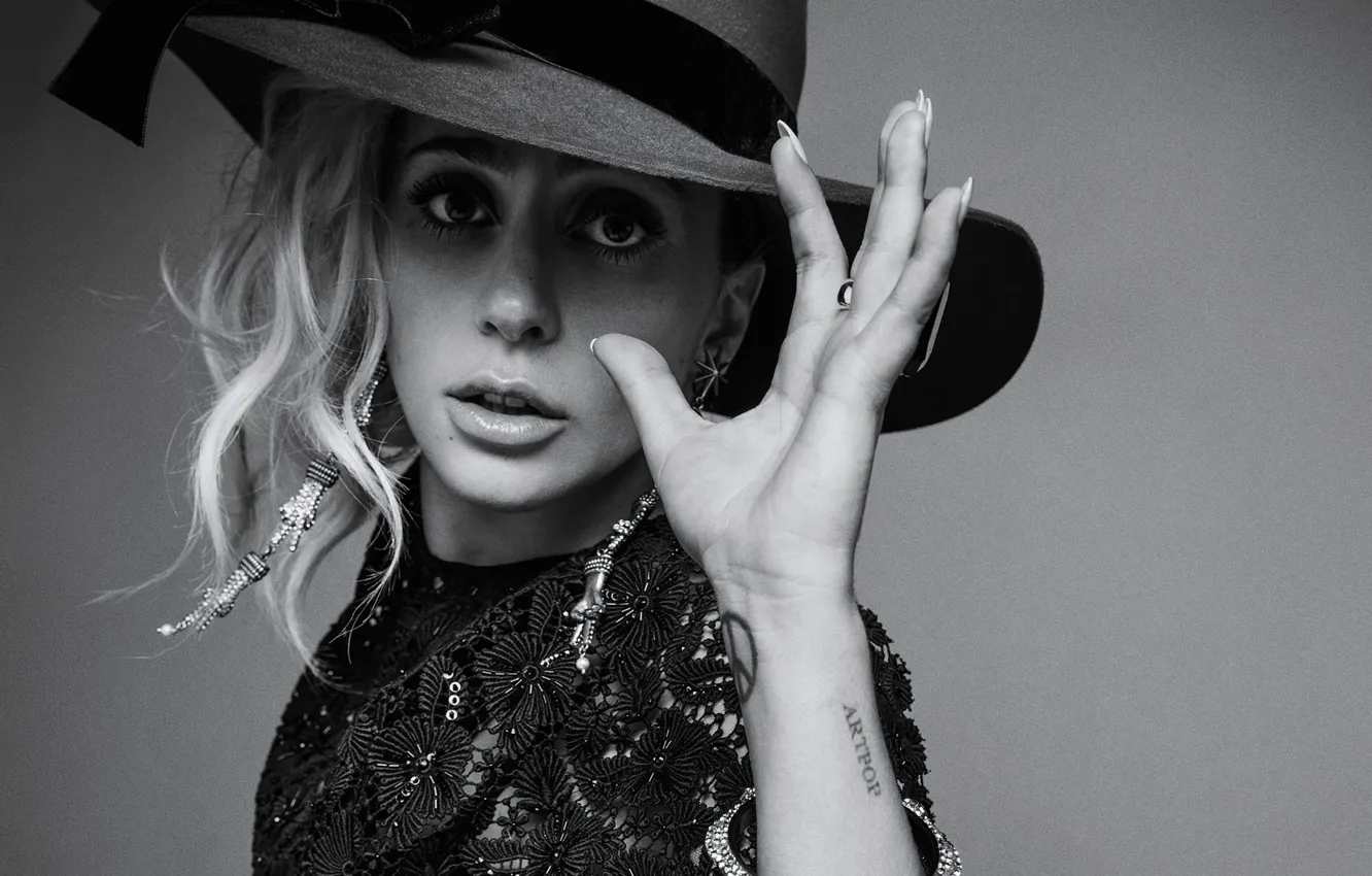 Фото обои поза, фото, шляпа, блондинка, черно-белое, певица, Леди Гага, Lady GaGa
