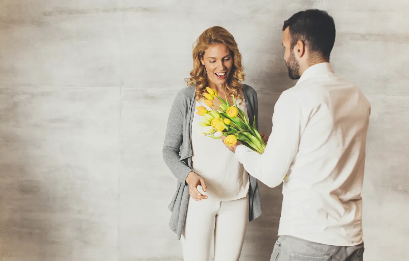 Фото обои радость, цветы, подарок, женщина, букет, желтые, пара, тюльпаны