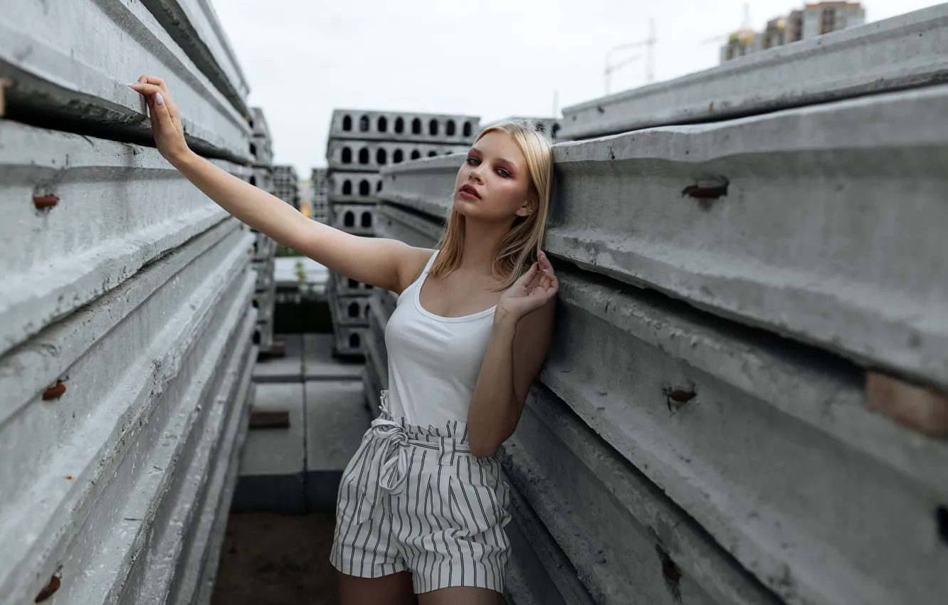 Фото обои взгляд, секси, поза, модель, шорты, портрет, макияж, майка