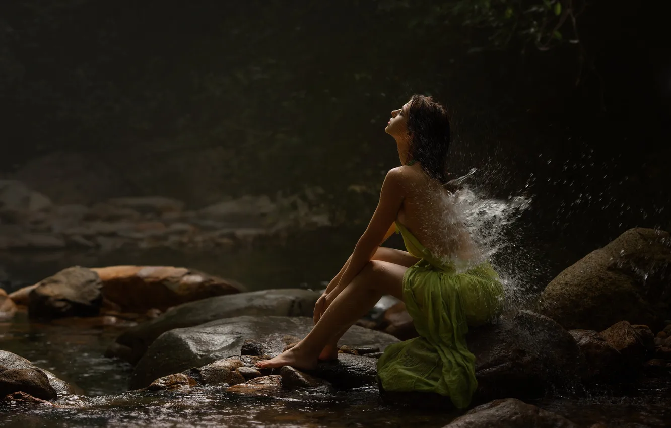 Фото обои лето, взгляд, вода, девушка, природа, поза, камни, берег