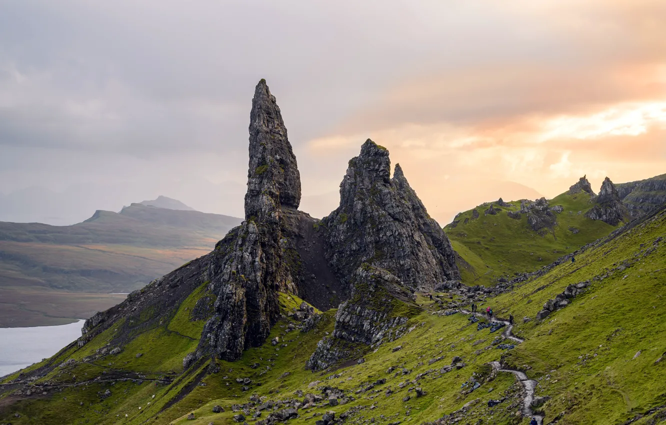 Фото обои трава, скалы, Великобритания, дымка, Sunrise, Summer, Летний восход, Peak Storr Island