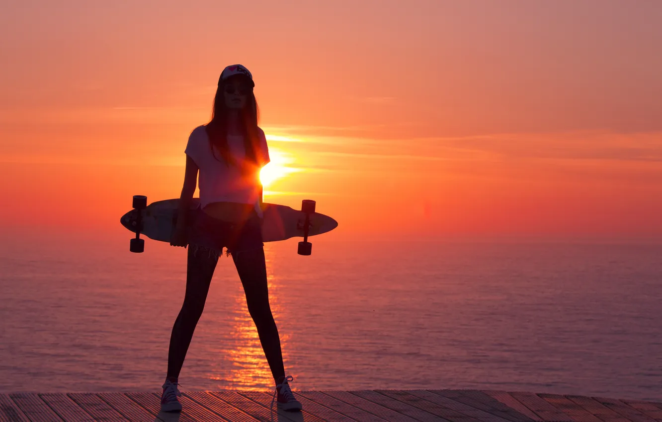 Фото обои взгляд, девушка, закат, поза, скейтборд, купка