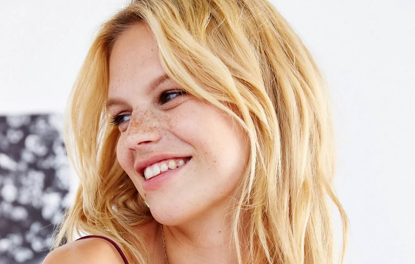 Фото обои девушка, улыбка, модель, Nadine Leopold