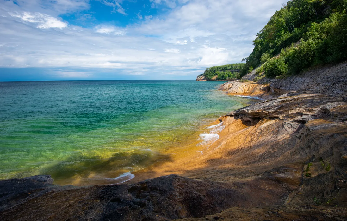 Фото обои море, берег, растительность, горизонт, США, скалистый, Michigan, Miners Beach