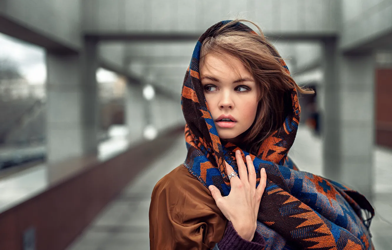 Фото обои взгляд, девушка, шатенка, плащ, платок, Георгий Чернядьев
