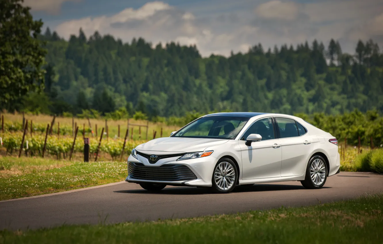 Фото обои дорога, белый, Toyota, седан, 2018, Camry, XLE