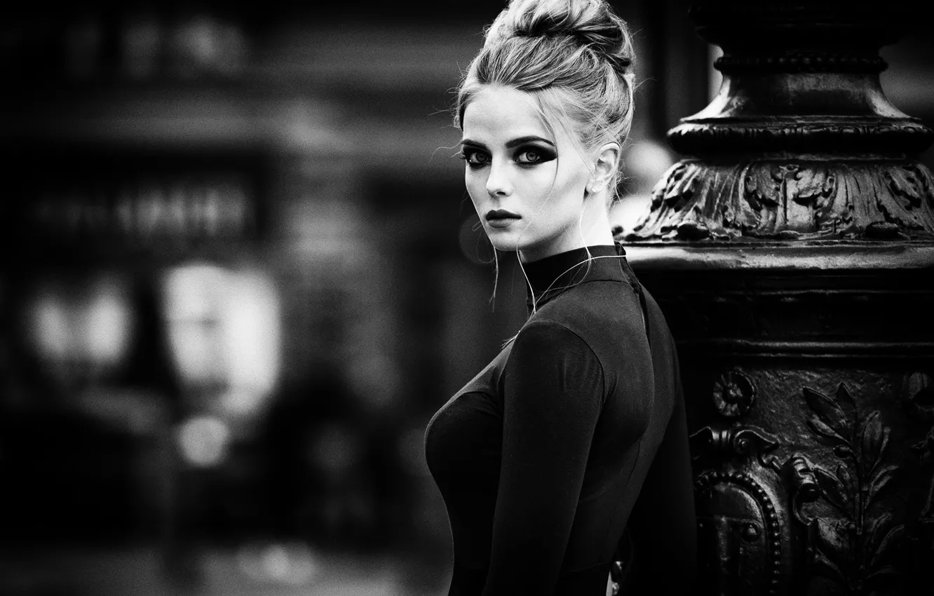 Фото обои взгляд, девушка, блондинка, черно-белое, стоит, монохром, monochrome, black and white