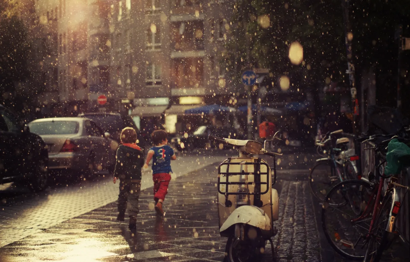 Фото обои лето, асфальт, капли, дети, дождь, настроение, обои, улица