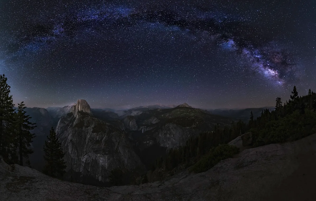 Фото обои лес, звезды, горы, ночь, обрыв, скалы, вид, даль