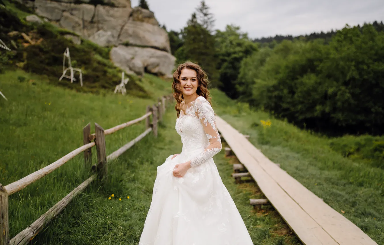 Фото обои зелень, лето, трава, девушка, счастье, природа, поза, улыбка