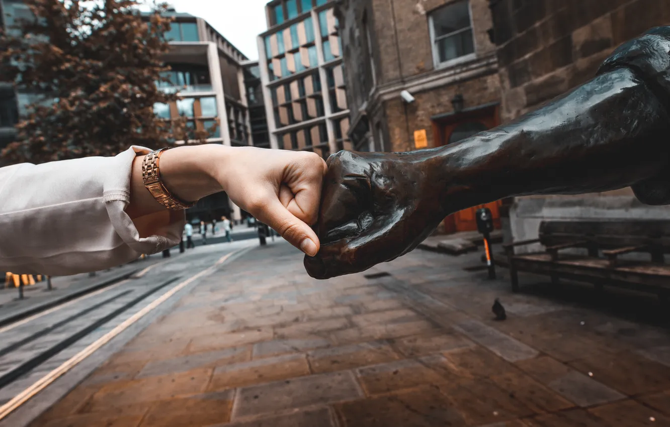 Фото обои metal, statue, bronze, fists, fist salute