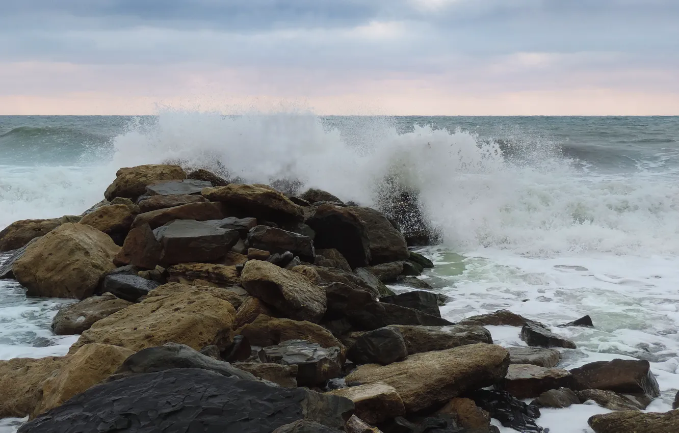 Фото обои море, волны, брызги, камни, октябрь, Балтийское