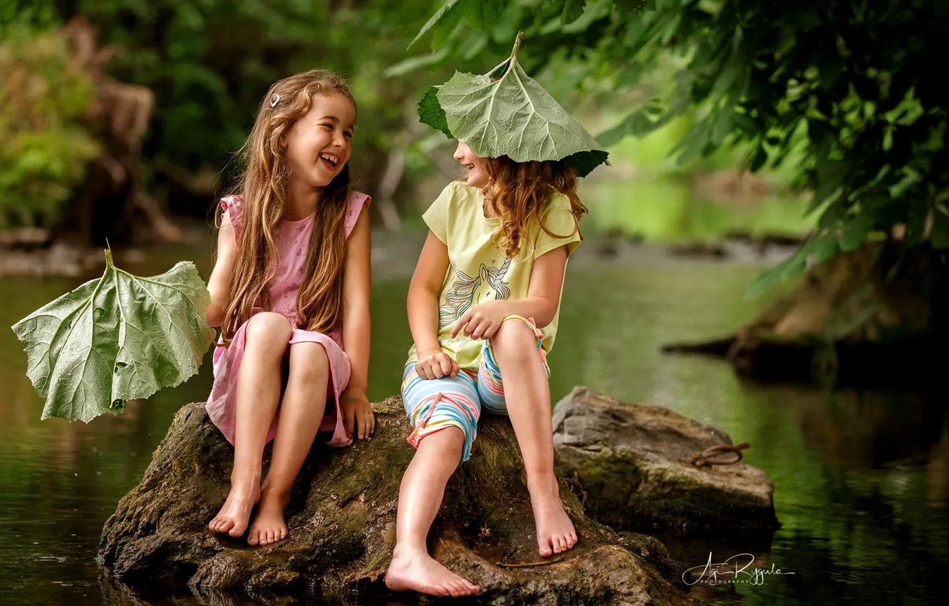 Фото обои лето, листья, радость, природа, дети, камни, девочки, игра