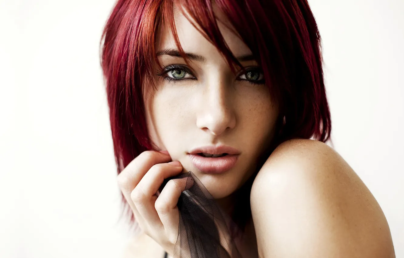 Фото обои взгляд, лицо, волосы, Девушка, красные, susan coffey