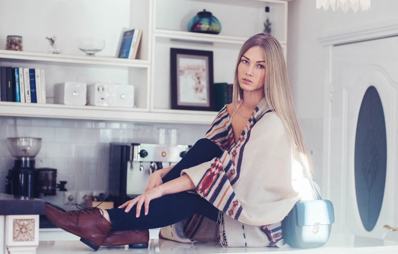 Фото обои girl, model, interior, Norwegian, interesting