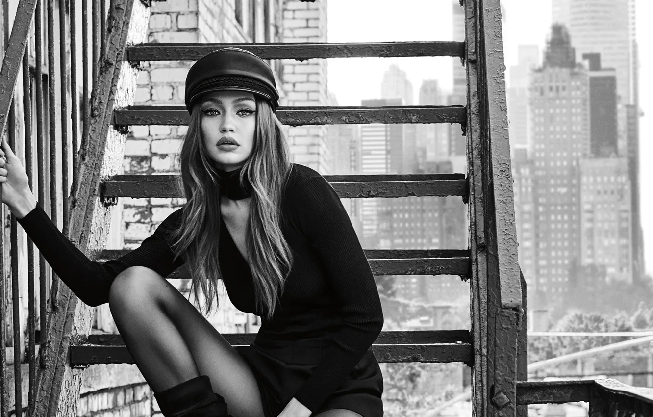 Фото обои девушка, город, лестница, черно-белое, Gigi Hadid, Maybelline
