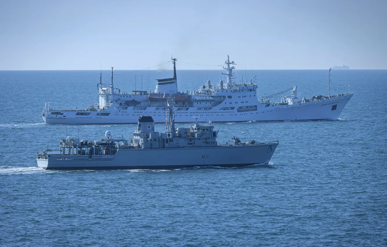 Фото обои сопровождение, тральщик HMS Cattistock, океанограф Адмирал Владимирский