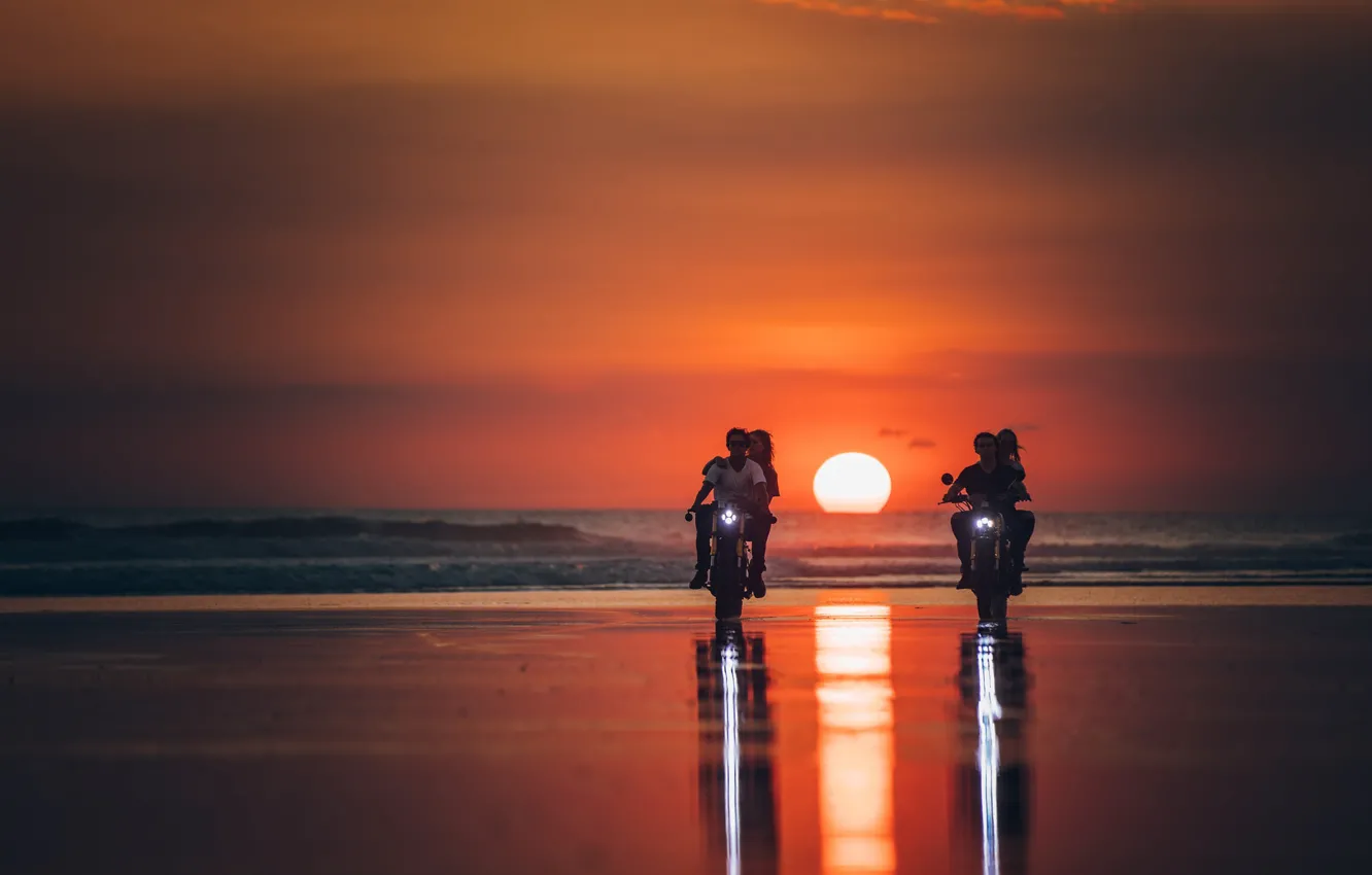 Фото обои море, закат, мотоциклы, берег, красота, пары