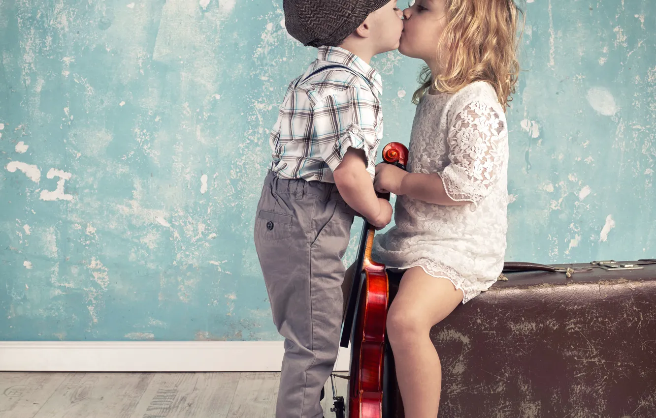 Фото обои мальчик, девочка, чемодан, kiss, children, boy and girl