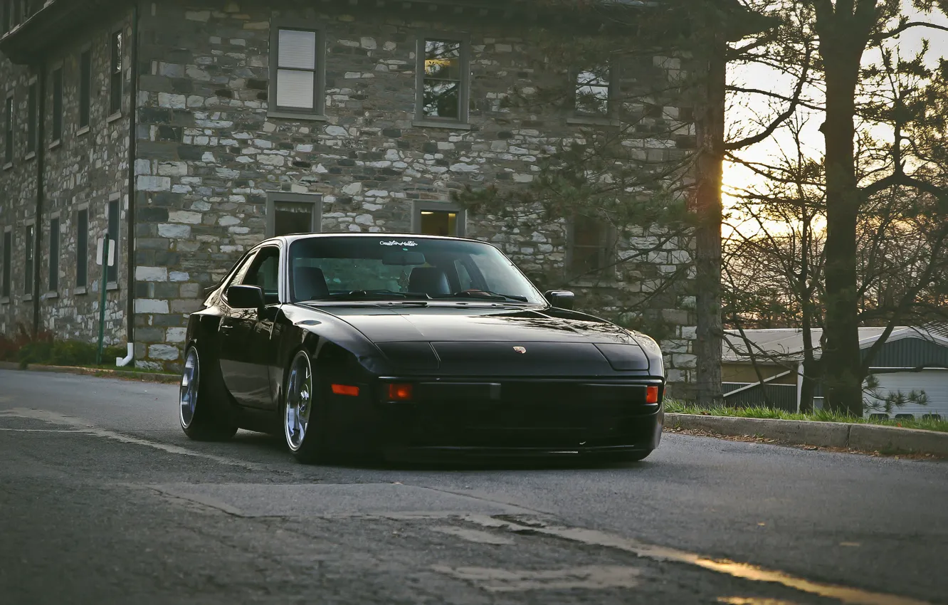 Фото обои улица, черный, дома, porsche, порше, black, stance, 944