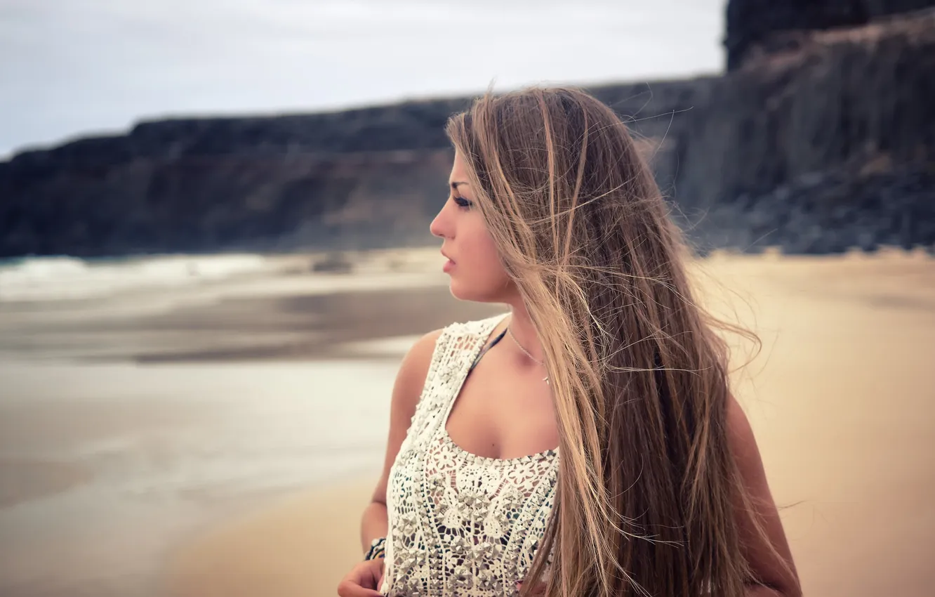 Фото обои волны, пляж, глаза, девушка, скалы, волосы, губы, блузка