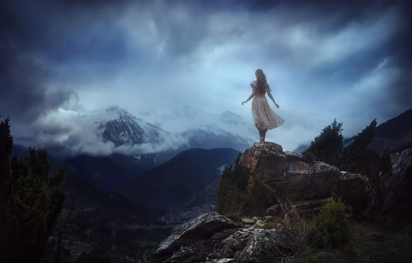 Фото обои девушка, облака, природа, скалы, платье, TJ Drysdale