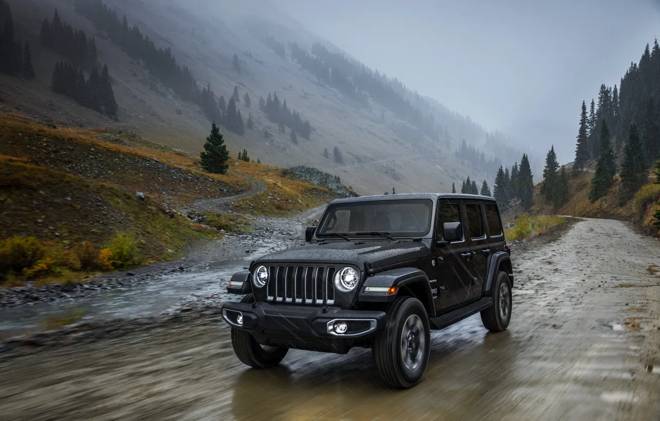 Фото обои горы, туман, 2018, сырость, Jeep, тёмно-серый, Wrangler Sahara