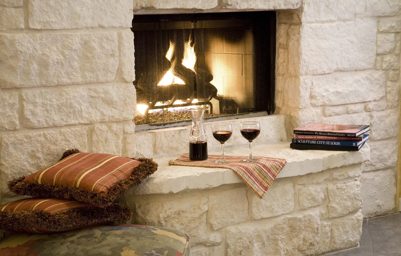Фото обои вино, романтика, книги, подушки, бокалы, камин
